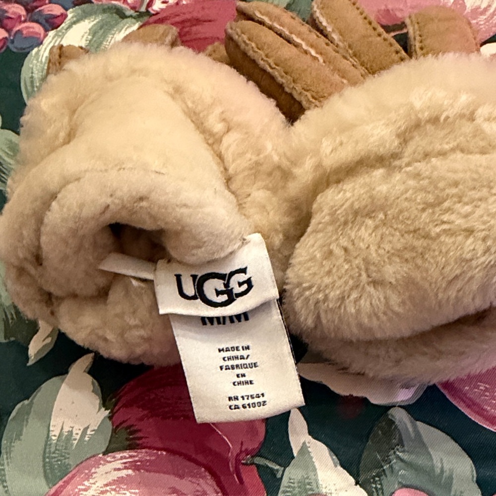 UGG Sheepskin Seamed Tech Tan Shearling Lined Gloves - Picture 6 of 8